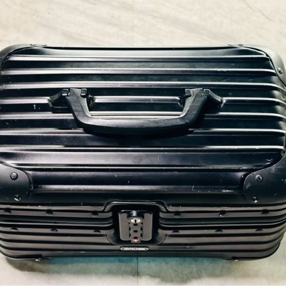 RIMOWA STEALTH ALUMINUM BEAUTY CASE TOPAS BLACK - Picture 5 of 10